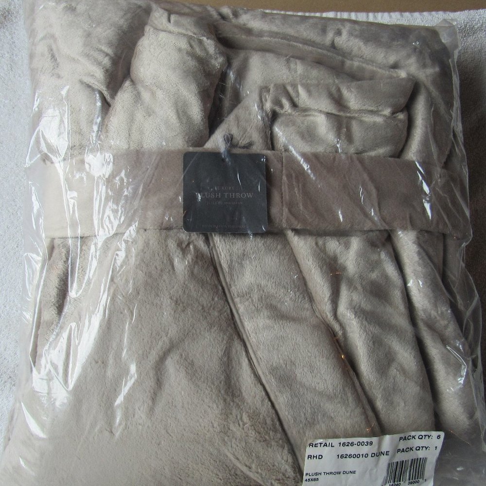 Jette de Moelleux Plush Throw / 45" by 65"